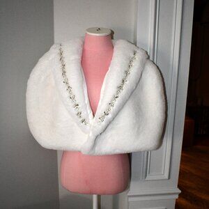 Borrowed & Blue by Southern Living White Faux Fur Rhinestone Capelet L/XL #DPB16